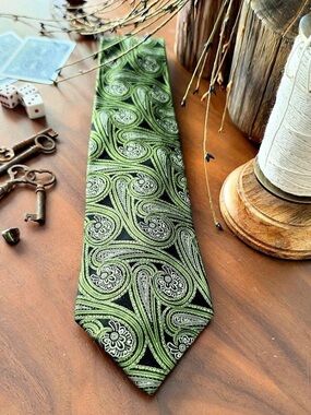 Countess Mara Paisley Silk Tie in Green & Black Like New